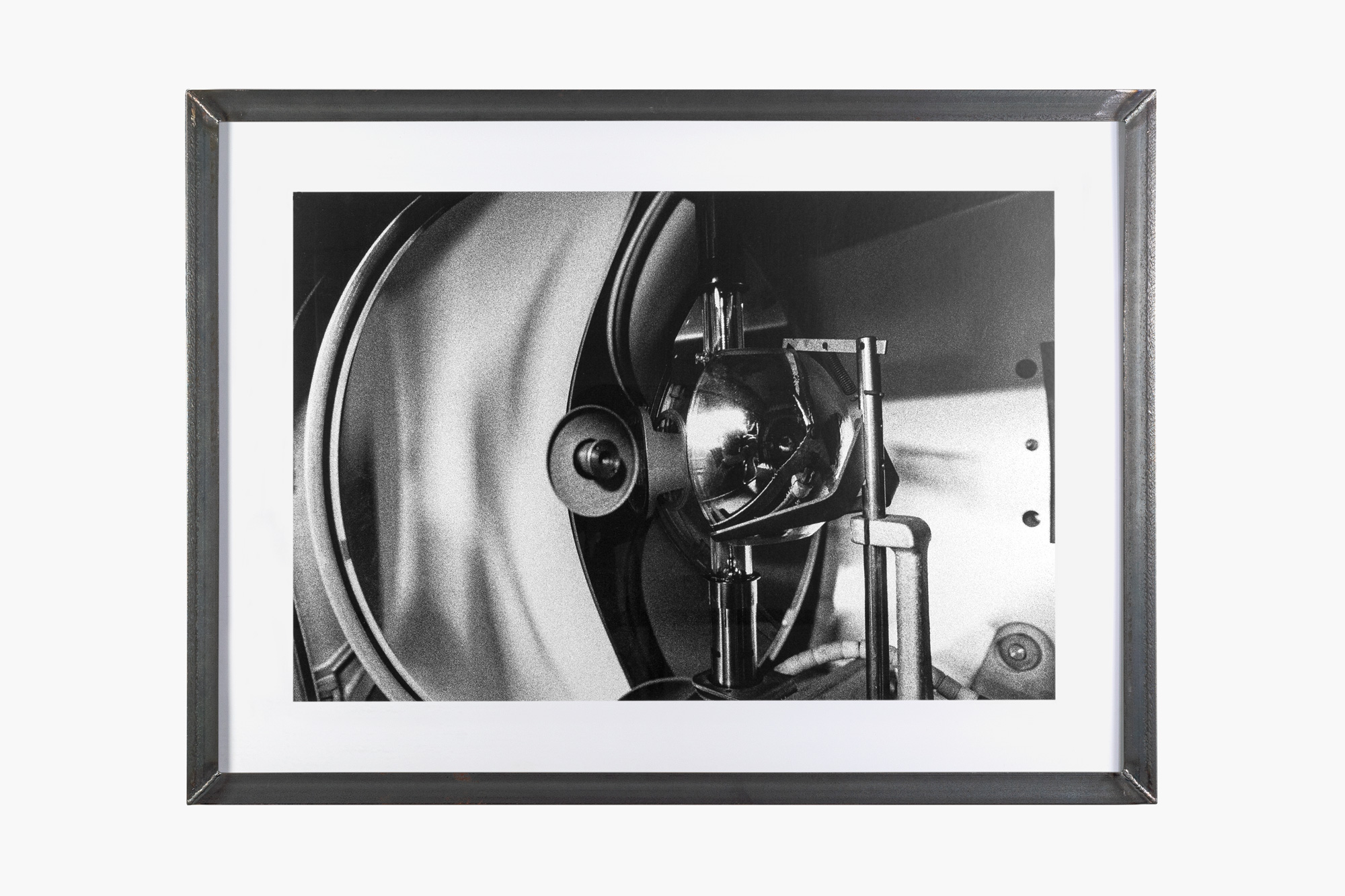 Stephan Machac xenon 2010 Hohlspiegel (Xenon#3) - 2010 - inkjet print - untreated steel frame - 91 x 67 cm